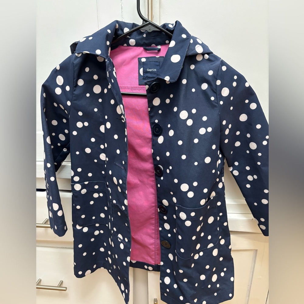 Girls Gap Polka dot raincoat 
Size 6/7
Navy with pink lining